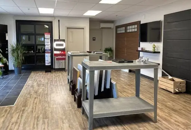 Notre salle de montre montrant différentes options de porte de garage.