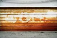 Porte de garage avec de la rouille
