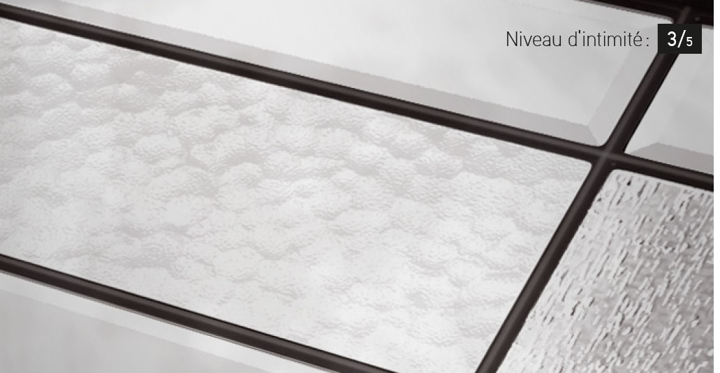 Le vitrail Celeste offre une géométrie organisée combinant 3 verres pour un jeu de lumière raffiné